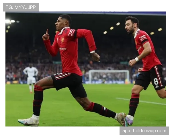 镜头捕捉：弗拉霍维奇前场反抢后抽射破门，激情滑跪庆祝